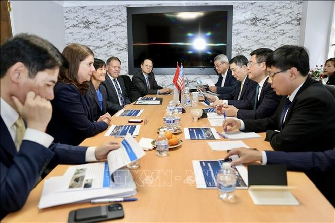 Le ministre de l'Industrie et du Commerce Nguyên Hông Diên travaille avec les responsables du groupe Exxon Mobil. Photo: VNA exxon.jpg