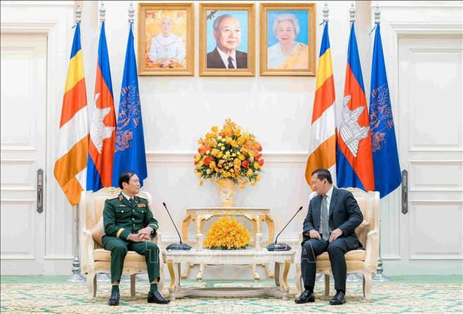 Le chef d'état-major général de l'Armée populaire du Vietnam Nguyên Tân Cuong (gauche) et le Premier ministre Hun Manet. Photo: VNA cambodge-2.jpg