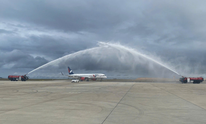 Cérémonie de "water salute" pour accueillir l'avion. Photo: VNA russie.jpg