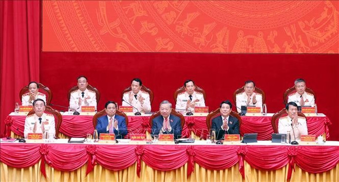 Le secrétaire général du Parti Tô Lâm (centre), le président Luong Cuong (2e de droite à gauche) et le Premier ministre Pham Minh Chinh (2e de gauche à droite) au Congrès. Photo: VNA to-lam.jpg