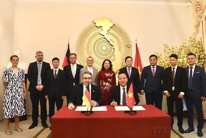 La vice-présidente Vo Thi Anh Xuân assiste à la cérémonie de signature de la Déclaration commune sur le partenariat énergétique Vietnam-Allemagne. Photo: VNA declaration-commune.jpg