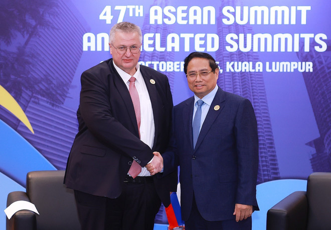 Le Premier ministre Pham Minh Chinh (droite) et le vice-Premier ministre russe Alexeï Overchuk. Photo: VNA russie.jpg