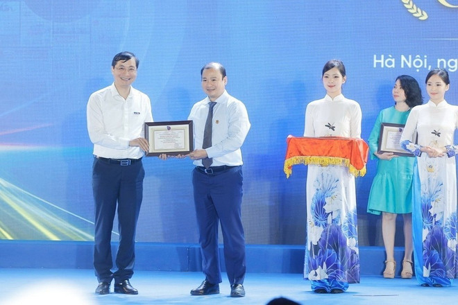 Le vice-ministre permanent de la Culture, des Sports et du Tourisme, Lê Hai Binh (droite), remet le prix A au journal électronique VietnamPlus de la VNA pour un produit de presse impressionnant. Photo: VNA 2106-hoi-bao-toan-quoc-9.jpg