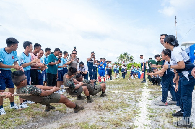 Une compétition sportive entre les deux parties. Photo : qdnd.vn sport.jpg