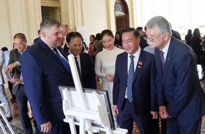 Le président de l'Assemblée nationale (AN) de Hongrie, Kövér László et les délégués lors de l'exposition de photos. Photo: VNA kover.jpg