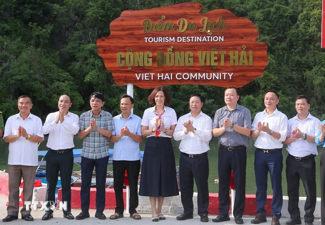 Cérémonie d’inauguration du panneau “Point de tourisme communautaire de Viêt Hai”. Photo: VNA village.jpg