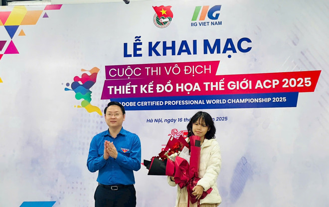 Un représentant du Comité central de l'Union de la jeunesse communiste Hô Chi Minh félicite le candidat qui a remporté la médaille de bronze lors de l'Adobe Certified Professional World Championship 2024. Photo : hqnoimoi.vn acp-2.jpg