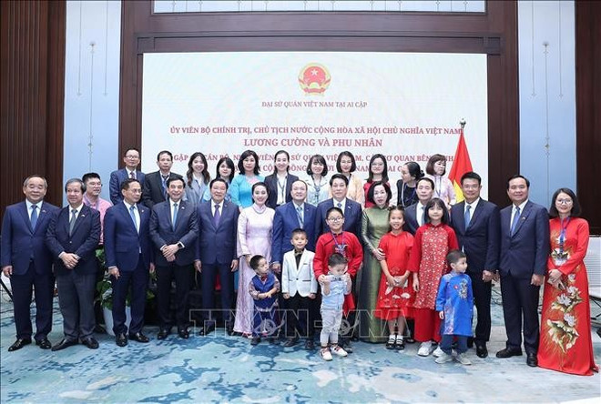 Le président vietnamien Luong Cuong, accompagné de son épouse et d'une délégation vietnamienne de haut niveau, rencontre le personnel de l'ambassade du Vietnam en Égypte. Photo: VNA egypte.jpg
