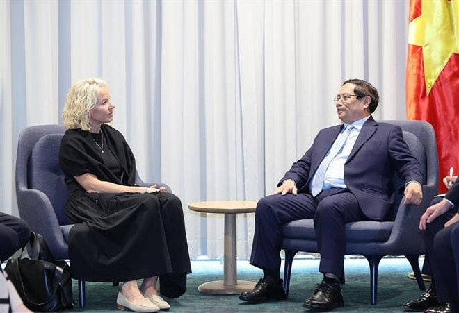Le Premier ministre Pham Minh Chinh (droite) travaille avec Susanna Campbell, présidente du groupe SYRE. Photo: VNA susanna.jpg