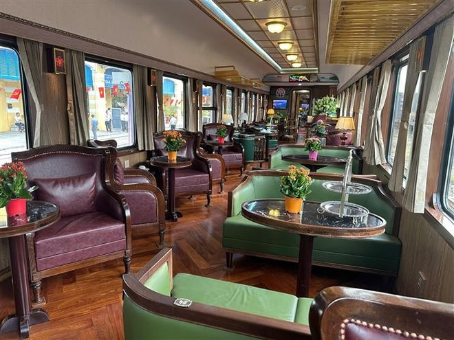 Hai Phong inaugure un train haut de gamme. Photo: VNA train.jpg