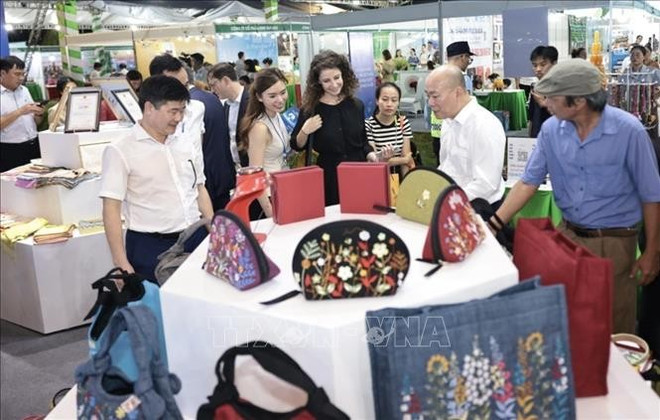 Des visiteurs au salon. Photo: VNA visiteurs.jpg