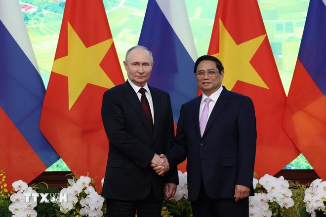 Le Premier ministre Pham Minh Chinh (droite) et le président russe Vladimir Poutine, en visite d'État au Vietnam le 20 juin 2024. Photo: VNA poutine.jpg
