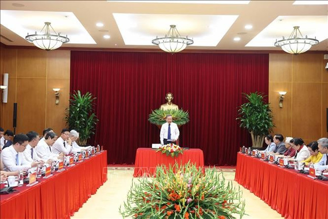 Le secrétaire général du Parti, Tô Lâm, a travaillé ce mardi à Hanoï avec le Comité permanent de l'Association d'encouragement aux études du Vietnam. Photo: VNA to-lam.jpg