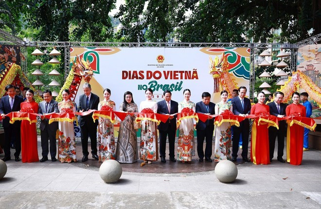 Lors de son déplacement pour le sommet du G20 à Rio de Janeiro, au Brésil, dans l'après-midi du 17 novembre 2024, le Premier ministre Pham Minh Chinh et son épouse ont participé au programme "Journée du Vietnam au Brésil". Photo : VNA culture.jpg