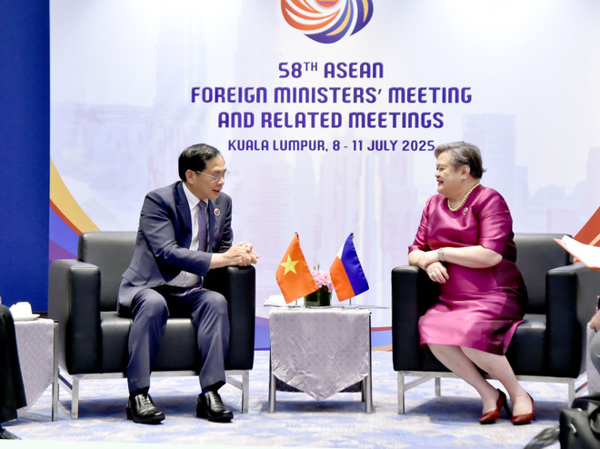 Le vice-Premier ministre Bui Thanh Son et la secrétaire philippine aux Affaires étrangères, Maria Theresa Lazaro. Photo: VNA son.jpg