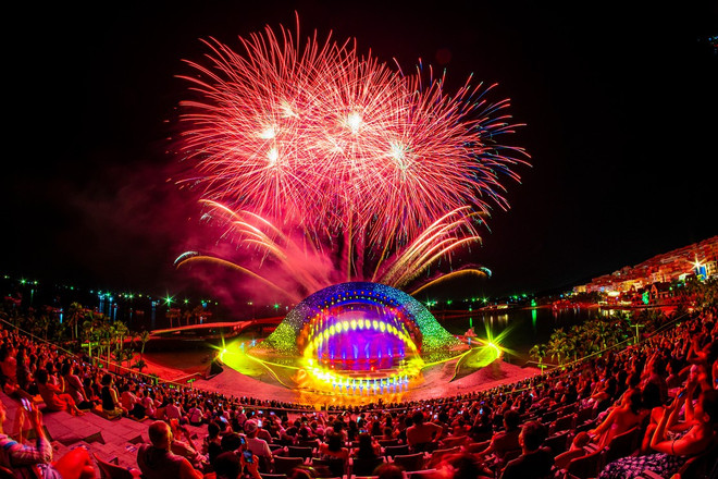 Des milliers de visiteurs ont assisté au spectacle "Kiss of the Sea", qui a battu un record Guinness, à Sunset Town. show-kiss-of-the-sea-phu-quoc.jpg