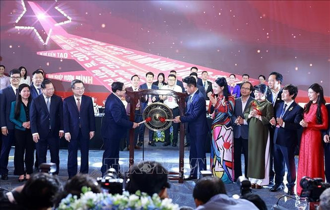 Le Premier ministre Pham Minh Chinh préside la cérémonie de lancement d'une nouvelle phase de développement lors du Forum du secteur privé du Vietnam (VPSF) 2025. Photo: VNA vpsf.jpg