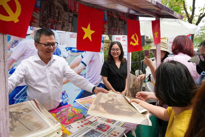 Le supplément spécial du 30 avril du journal Nhân Dân a eu un fort retentissement. Photo : Facebook du personnage minh-3.jpg
