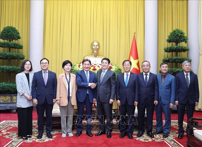 Le président vietnamien Luong Cuong et les délégués. Photo: VNA luong-cuong-2.jpg