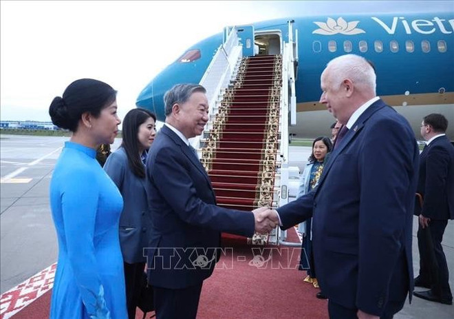 Le vice-Premier ministre biélorusse Anatoly Sivak (droite) salue le secrétaire général Tô Lâm et son épouse à l'aéroport international de Minsk. Photo: VNA tl.jpg