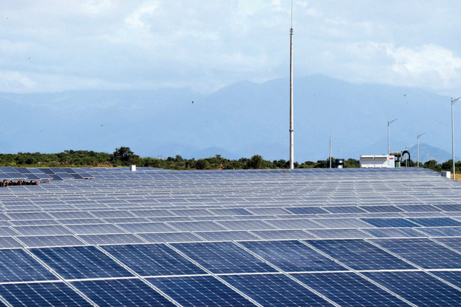 Projet d’énergie solaire à Ninh Thuân (Centre). Photo: VNA energie-soldaire.jpg