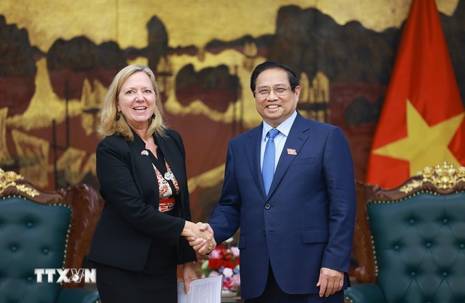 Le Premier ministre Pham Minh Chinh et Mariam J. Sherman, directrice nationale de la BM pour le Vietnam, le Laos et le Cambodge. Photo: VNA bm-2.jpg