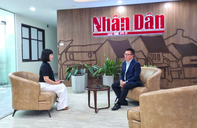 Le journaliste Lê Quôc Minh s'entretient avec le reporter du journal Tin Tuc & Dan Toc. Photo: VNA minh-2.jpg