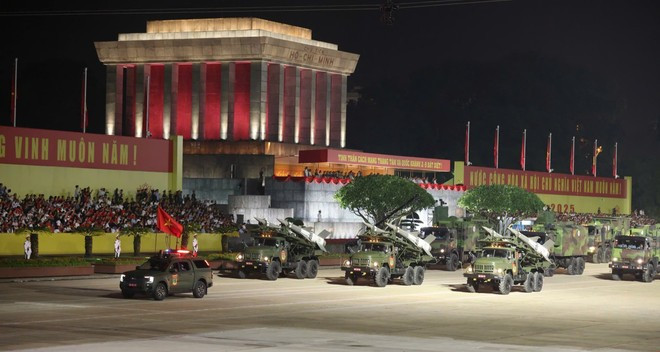 Le système de missile de défense aérienne S-125-VT défile sur la place Ba Dinh. Photo: VNA defile.jpg