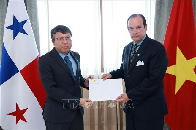 L'ambassadeur du Vietnam au Mexique et au Panama, Nguyên Van Hai (gauche) remet une copie de ses lettres de créance au ministre panaméen des Affaires étrangères, Javier Martínez-Acha Vásquez. Photo: VNA ambassadeur.jpg