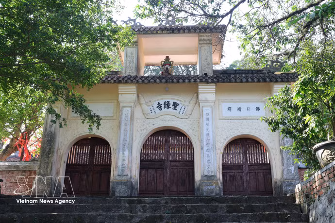 La porte à trois entrées de la pagode de Thanh Duyên. Photo: VNA