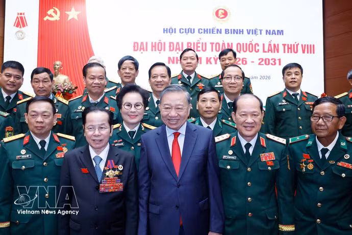 Le secrétaire général du Parti et président de la République Tô Lâm et des délégués du 8e Congrès national de l'Association des anciens combattants du Vietnam. Photo: VNA