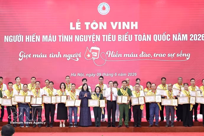 Cérémonie honorant les 100 donneurs de sang volontaires exemplaires de 2026. Photo: VNA