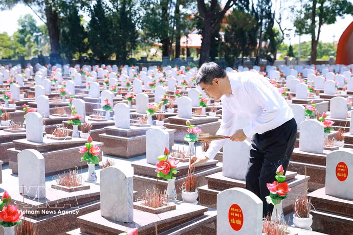 Le Premier ministre Le Minh Hung offre de l'encens au cimetière national des martyrs de Truong Son. Photo: VNA