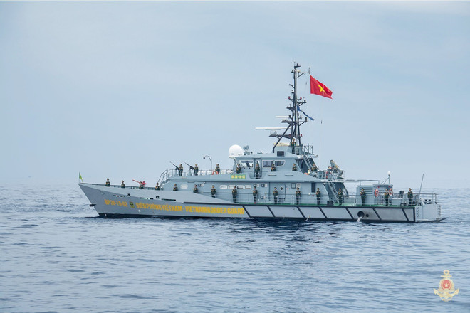 Une escadre de navires des gardes-frontières participe au défilé maritime. Photo: Marine populaire du Vietnam. vna-potal-san-sang-cho-man-dieu-binh-cac-luc-luong-vu-trang-tren-bien-8250045.jpg
