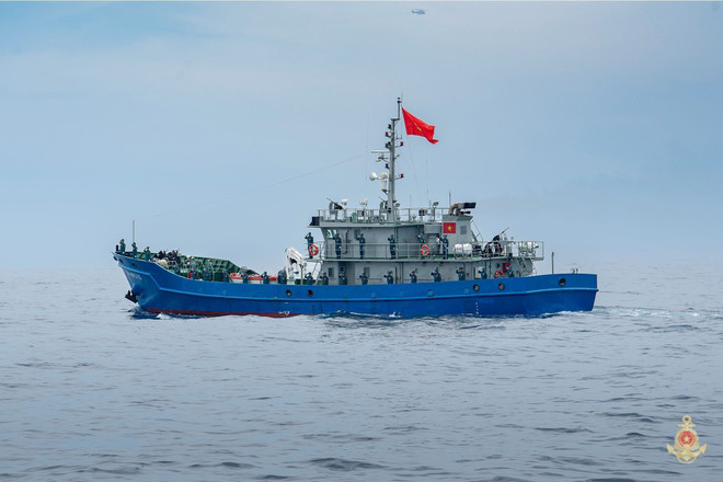 Un navire de la Marine populaire participe au défilé maritime. Photo: Marine populaire du Vietnam vna-potal-san-sang-cho-man-dieu-binh-cac-luc-luong-vu-trang-tren-bien-8250048.jpg