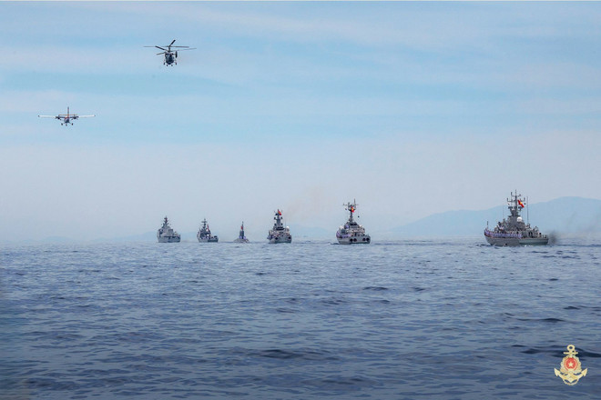 Des avions DHC6 et des hélicoptères de lutte anti-sous-marine Ka28, ainsi que des escadres de corvettes lance-missiles prêts pour le défilé maritime. Photo: Marine populaire du Vietnam vna-potal-san-sang-cho-man-dieu-binh-cac-luc-luong-vu-trang-tren-bien-8250044.jpg