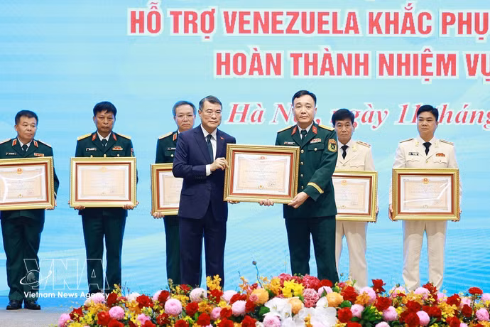 Le Premier ministre Le Minh Hung remet les Ordres de la Défense de la Patrie de deuxième et de troisième classes à des collectifs distingués pour leurs contributions remarquables aux opérations d'assistance au Venezuela après le double séisme. Photo : VNA