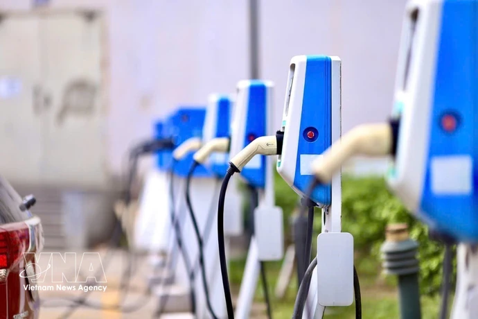 Bornes de recharge pour véhicules électriques de VinFast dans l’enceinte de l’immeuble résidentiel CT1 de l’Hôpital 103. Photo : VNA