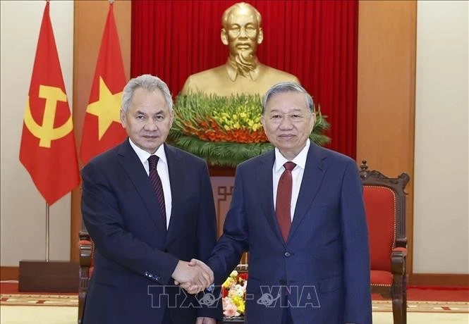 le secrétaire général du Parti, To Lam (à droite), et Sergueï Choïgou, secrétaire du Conseil de sécurité de la Fédération de Russie. Photo: VNA