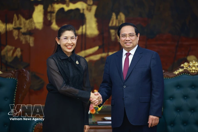 Le Premier ministre Pham Minh Chinh et Urawadee Sriphiromaya, ambassadrice de Thaïlande au Vietnam. Photo: VNA