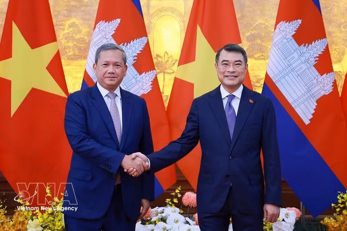Le Premier ministre Le Minh Hung (à droite) et le Premier ministre cambodgien Hun Manet. Photo: VNA