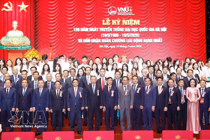 Le secrétaire général du Parti communiste du Vietnam et président du Vietnam, To Lam, participe à la cérémonie marquant le 120e anniversaire de l’Université nationale du Vietnam à Hanoï. Photo: VNA