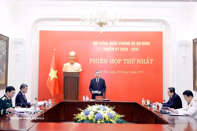 Le secrétaire général du Parti et président de la République, To Lam, commandant en chef des forces armées populaires et président du Conseil de défense et de sécurité, lors de la réunion. Photo: VNA