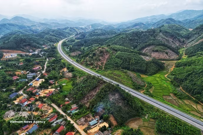 Dans le financement des projets d’infrastructures, le crédit bancaire continue de jouer un rôle essentiel, notamment pour les projets de grande envergure. Photo: VNA