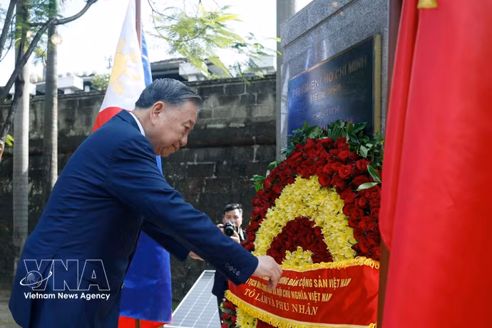 Lle secrétaire général du Parti communiste du Vietnam (PCV) et président vietnamien, To Lam, dépose une gerbe de fleurs au monument du Président Hô Chi Minh dans la capitale philippine. Photo: VNA