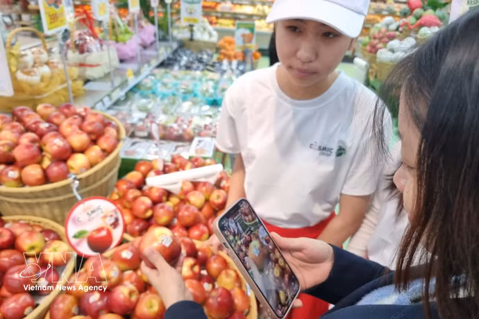 Vérification de l’origine de produits par scan d’un code QR. Photo: VNA