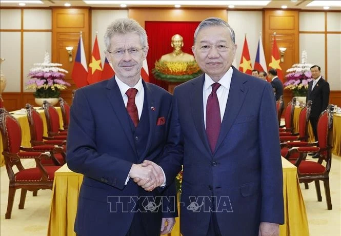 Le secrétaire général du Parti communiste du Vietnam (PCV), To Lam (à droite), et le président du Sénat du Parlement de la République tchèque, Milos Vystrcil. Photo: VNA