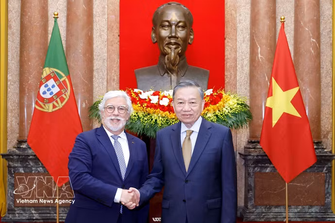 Le secrétaire général du Parti communiste du Vietnam (PCV) et président vietnamien, To Lam, et l'ambassadeur du Portugal, Joaquim Alberto De Sousa Moreira De Lemos. Photo: VNA