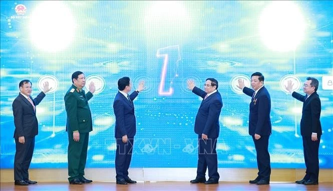 Le Premier ministre Pham Minh Chinh (3e à partir de la droite) à la cérémonie d'annonce et de lancement officiel de plusieurs systèmes informatiques du ministère de la Construction. Photo: VNA