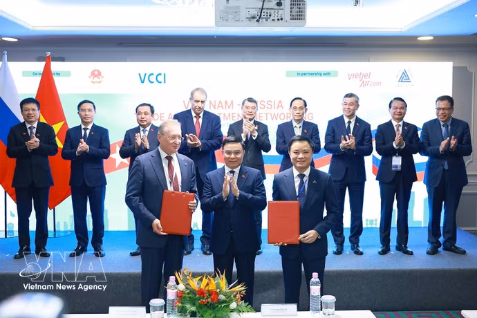 L’un des temps forts de l’événement a été l’échange de plusieurs documents de coopération entre entreprises vietnamiennes et russes, en présence du Premier ministre Le Minh Hung et de hauts responsables des deux pays. Photo: VNA